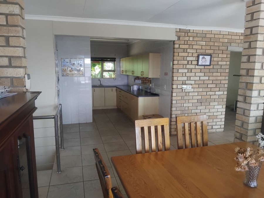 6 Bedroom Property for Sale in Wavecrest Eastern Cape